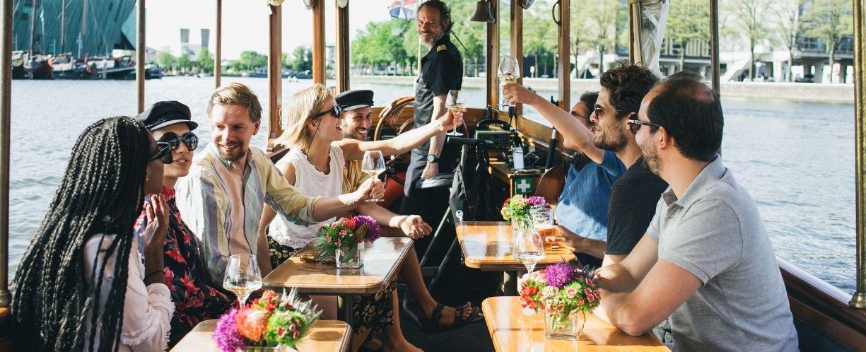 Borrelen met een eigen gezelschap op een boot in Amsterdam